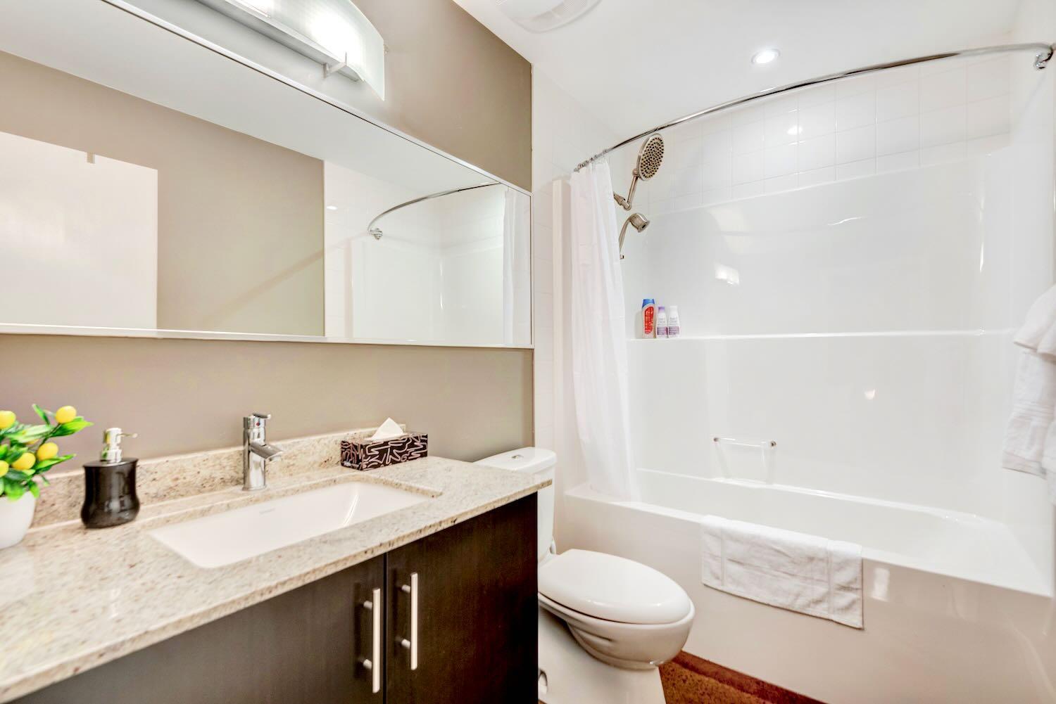 Modern 2Br Condo - King Bed - Downtown City Views カルガリー エクステリア 写真